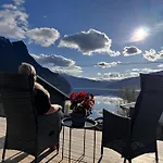 Apartamento Fjord With Panoramic View & Private Balcony Luster